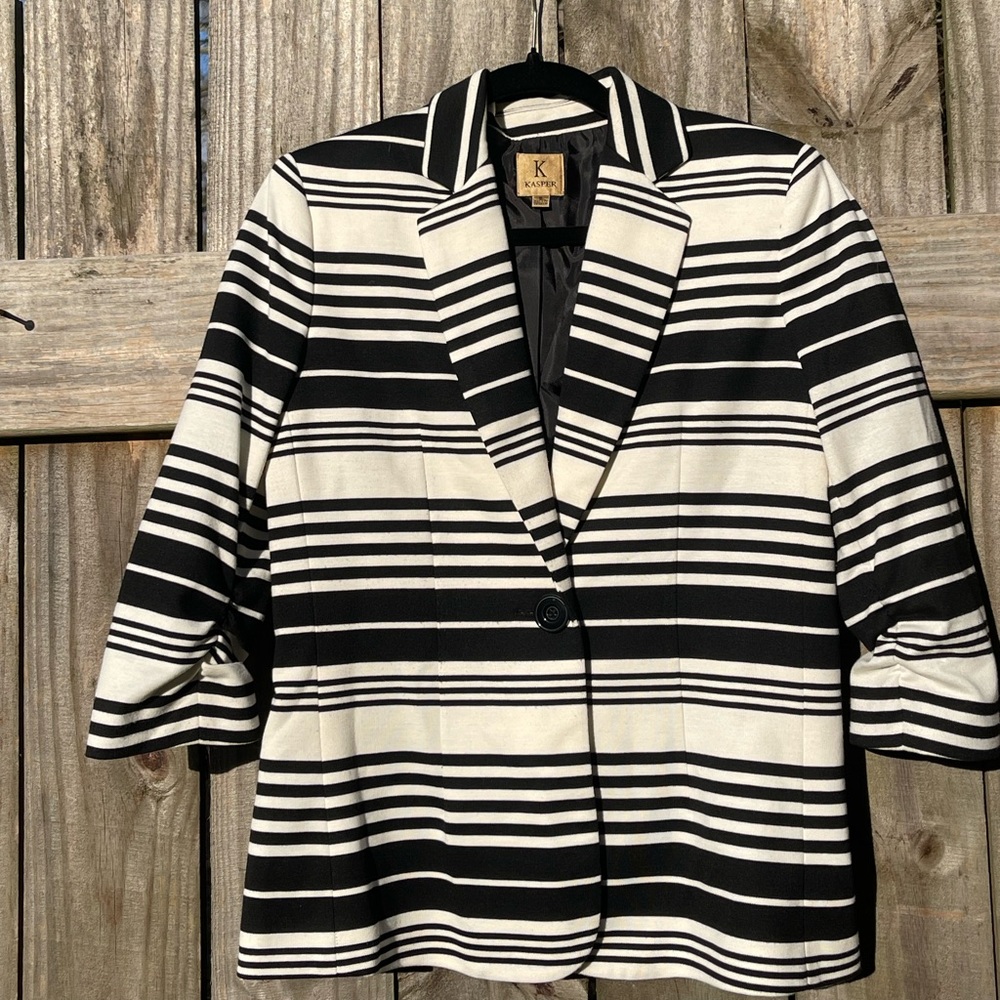 Kasper Women's Striped Blazer in Black and Cream Sz 8